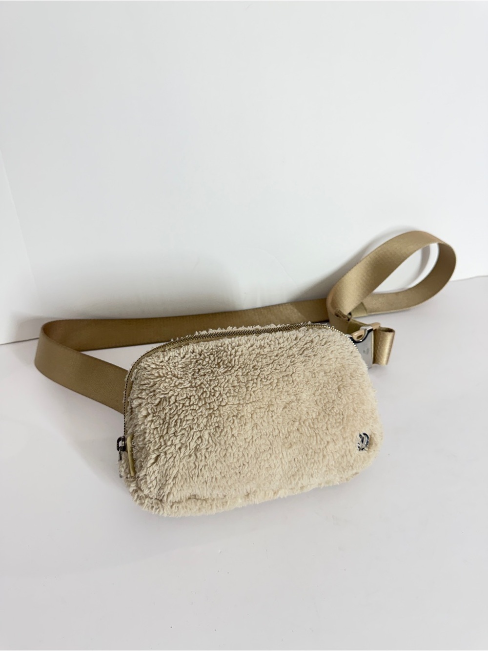 Lululemon Everywhere Belt Bag Fleece Trench Cream Tan Sherpa Beige Casual Fall